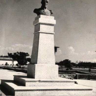 Busto Simón Bolivar Cardón 1962 en el parque al Frente de la Iglesia